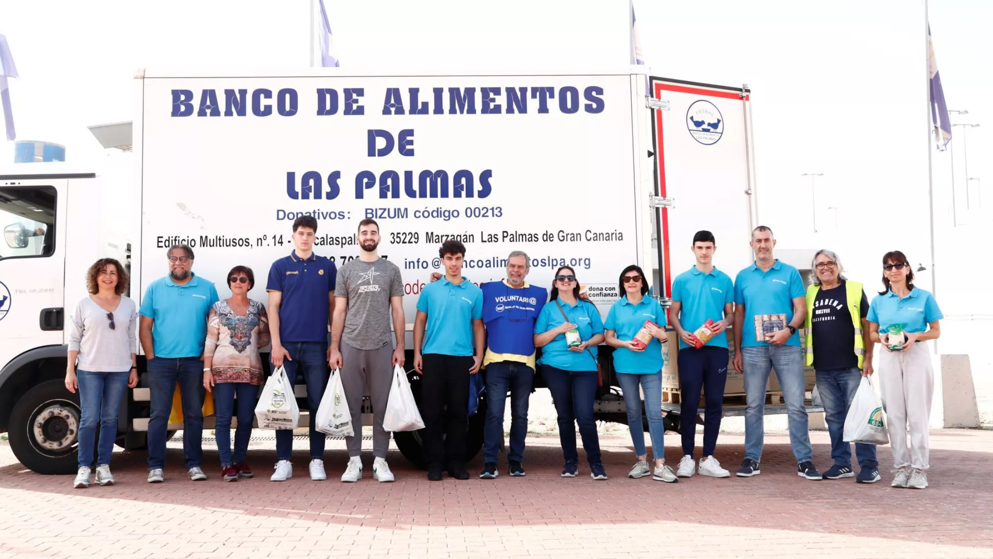 Jugadores y voluntarios de CaixaBank y del Banco de Alimentos de Las Palmas durante la recogida de alimentos en el partido ante el Real Madrid / CAIXABANK