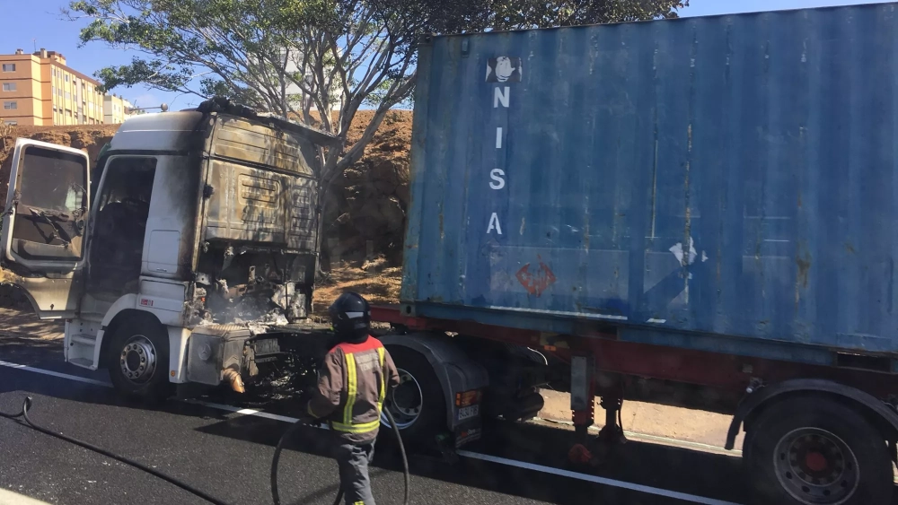 Camión quemado en la TF-5 a la altura de Taco en 2017./ ARCHIVO Camión quemado en la TF-5 a la altura de Taco en 2017./ ARCHIVO