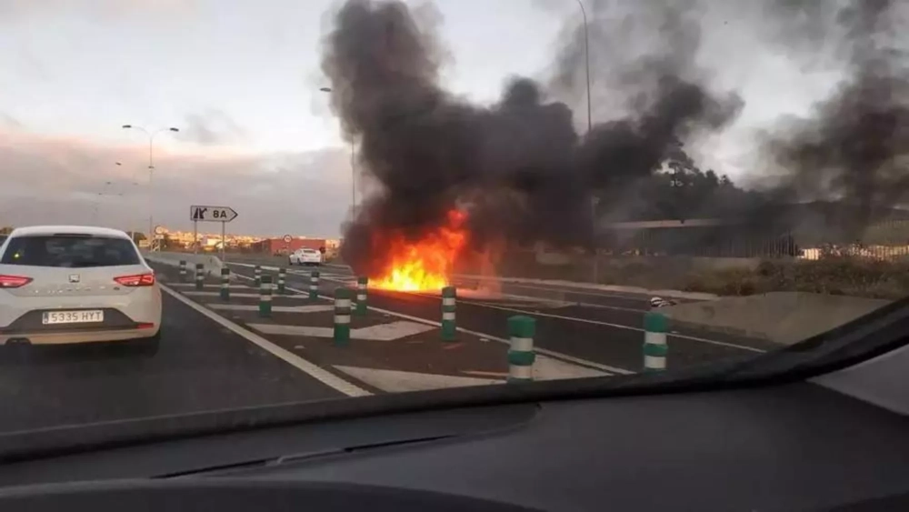 Un coche ardiendo en la salida de la TF-5 hacia Tegueste por la Vía de Ronda en 2019./ ARCHIVO