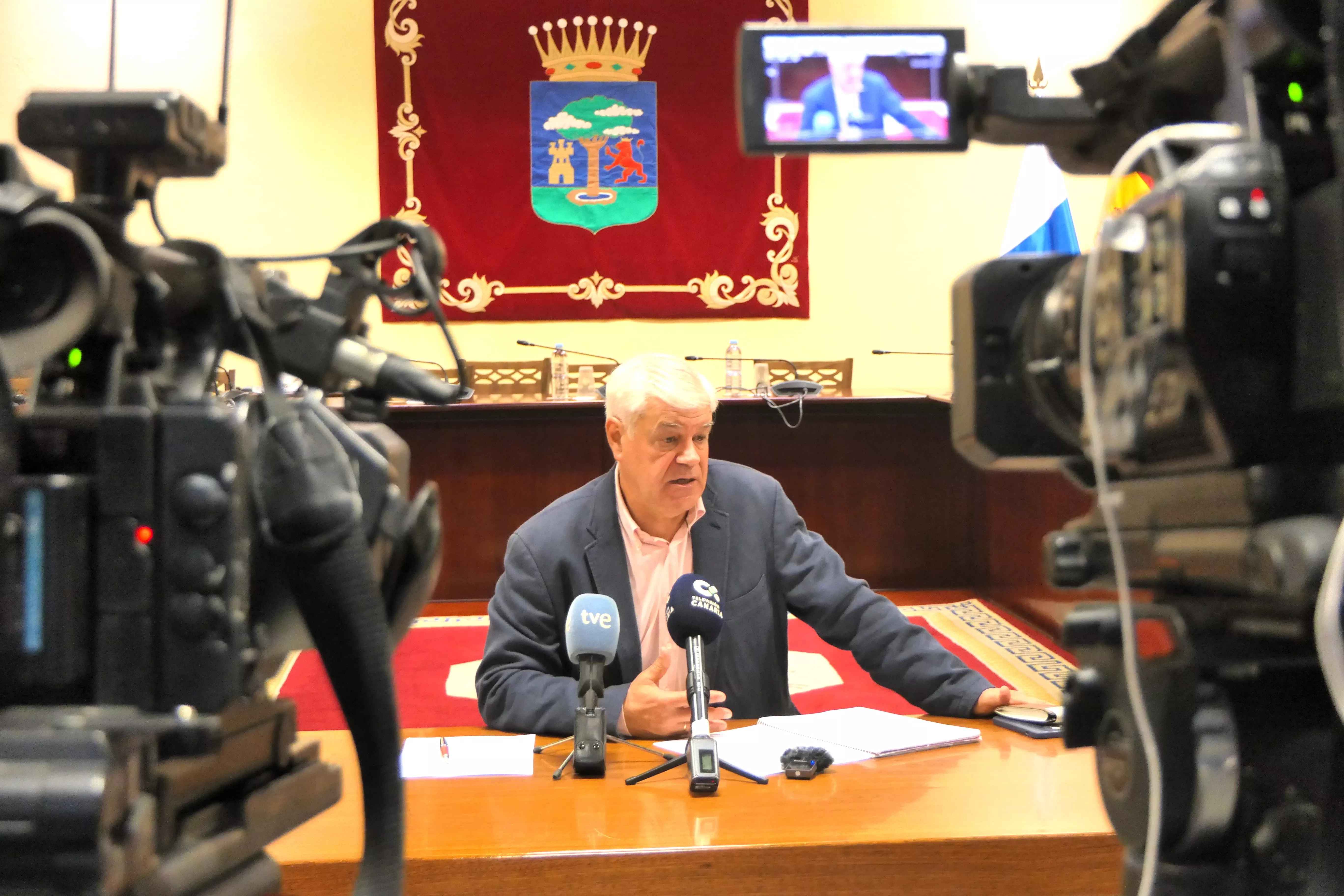 Alpidio Armas en rueda de prensa. / CABILDO DE EL HIERRO