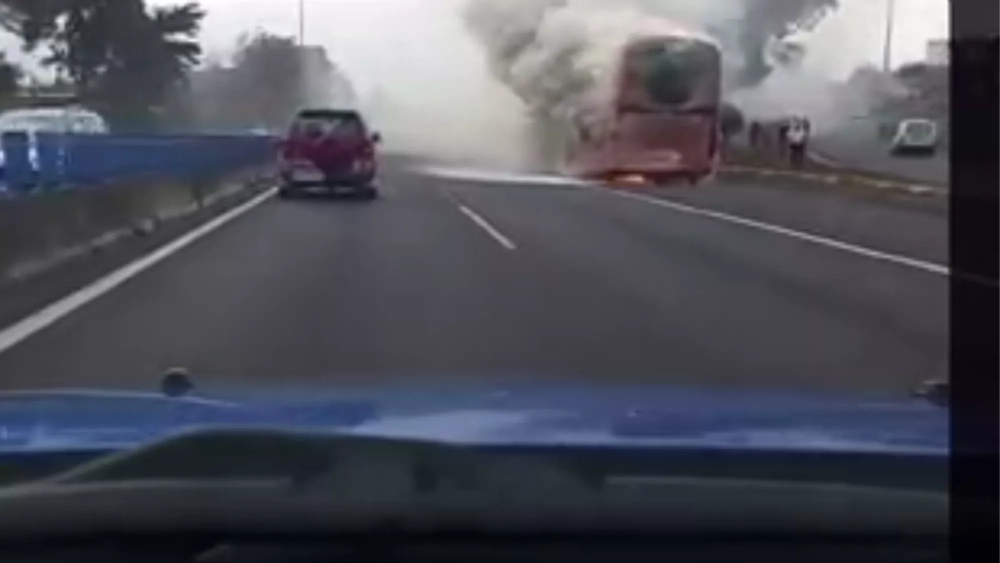 Una guagua turística arde en la TF-5 a la altura del aeropuerto en 2016./ ARCHIVO Una guagua turística arde en la TF-5 a la altura del aeropuerto en 2016./ ARCHIVO