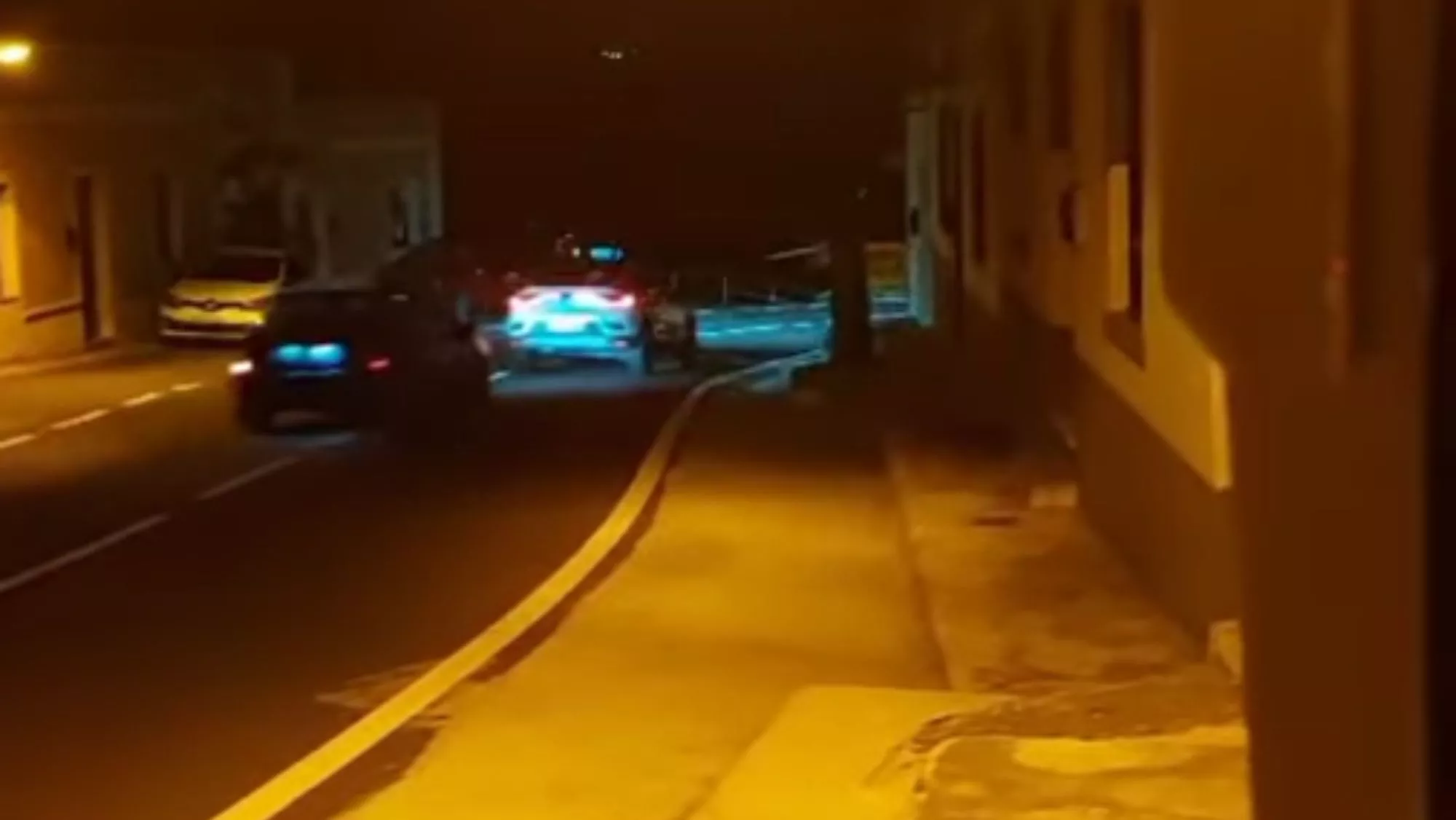 Dos coches grabados en cámara realizando una carrera ilegal a su paso por La Orotava / PLATAFORMA VECINAL HUMBOLDT