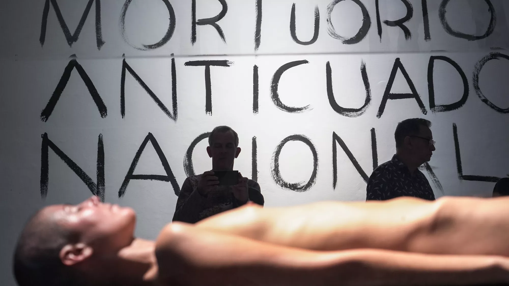 La artista Nayra Martín durante su performance en la exposición 'Xaxo'. / EDGAR CERDEÑA