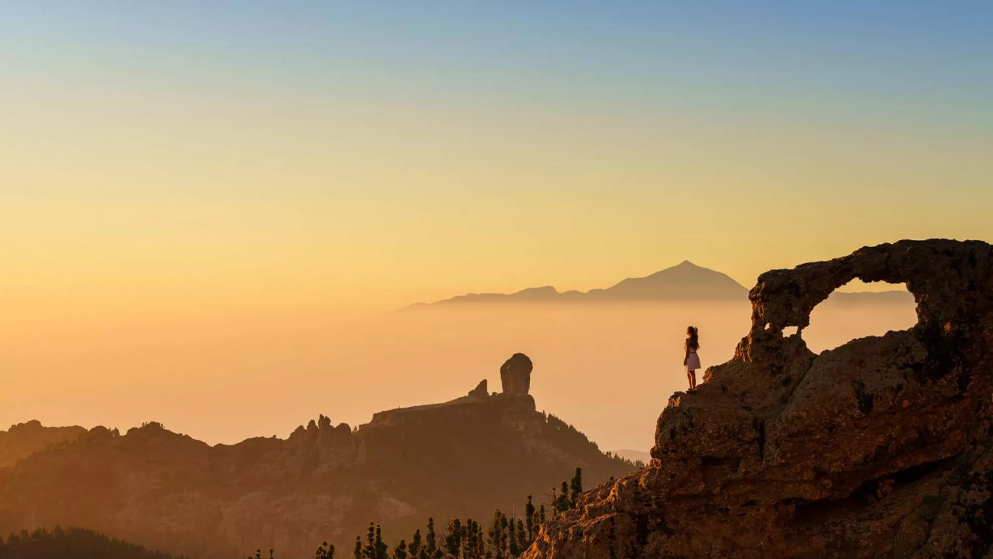 Imagen del Roque Nublo (Gran Canaria) con el Teide (Tenerife) al fondo / HOLA ISLAS CANARIAS