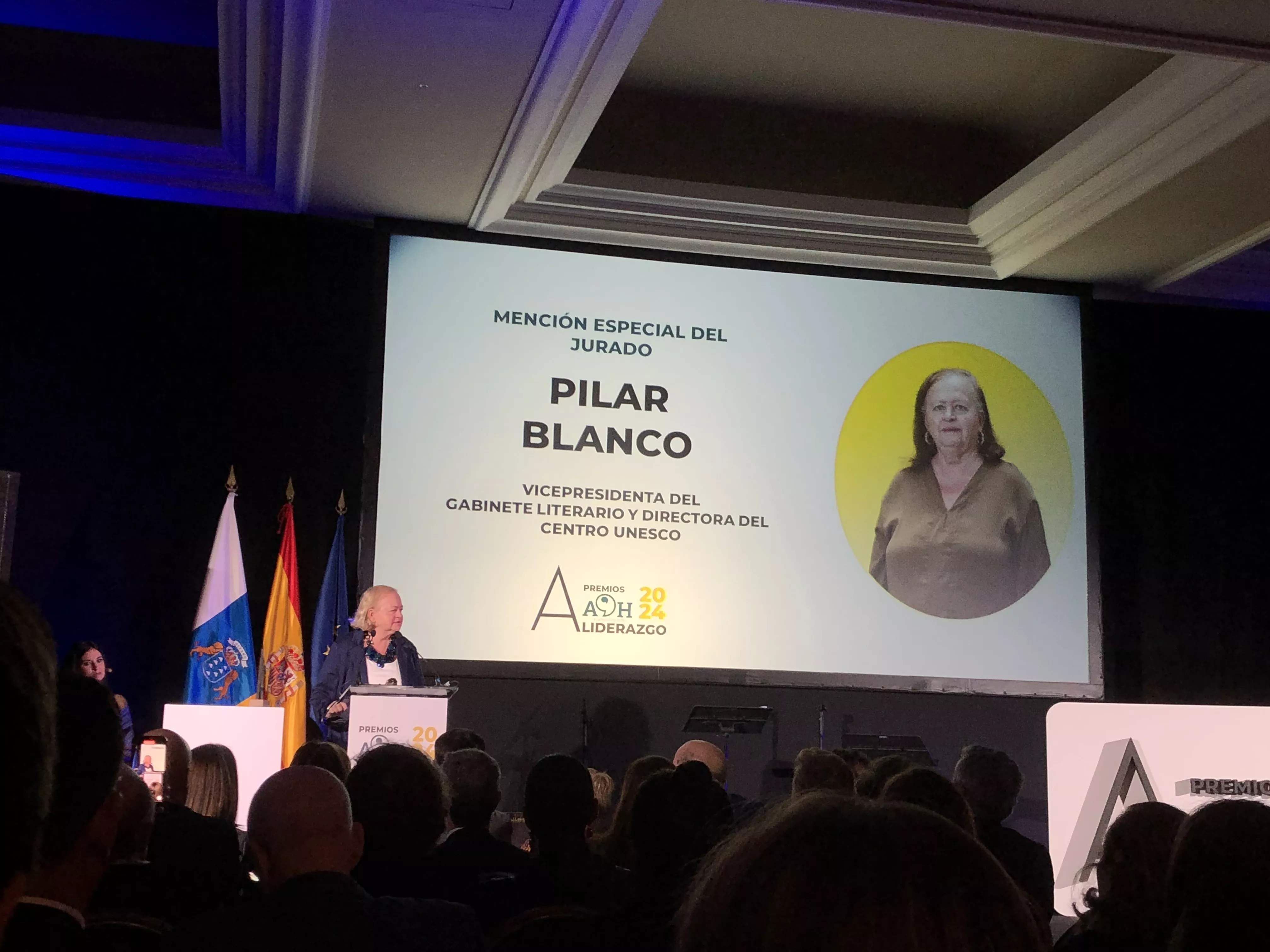 Pilar Blanco Diepa dirigiéndose a los asistentes al acto tras la entrega del premio. / AH
