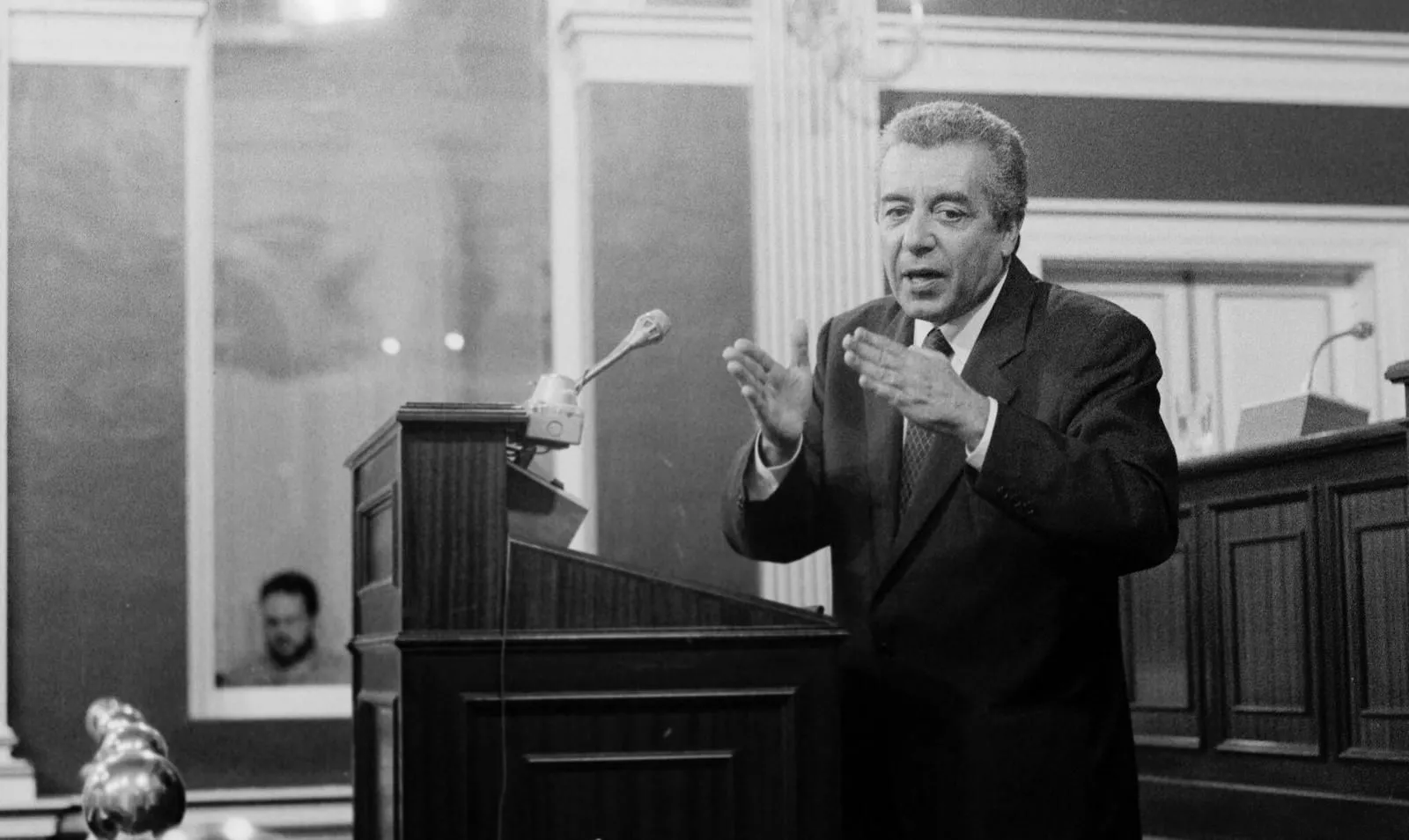 Lorenzo Olarte Cullén, en el Parlamento de Canarias. / CARLOS GONZÁLEZ