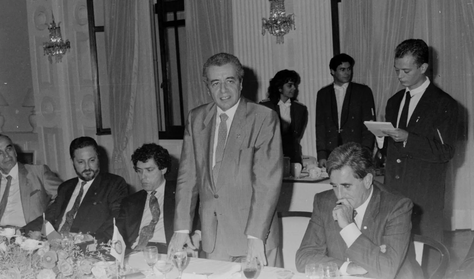 Lorenzo Olarte, de pie, rodeado por Adán Martín, Ángel María Villar y Manuel Hermoso. / CARLOS GONZÁLEZ