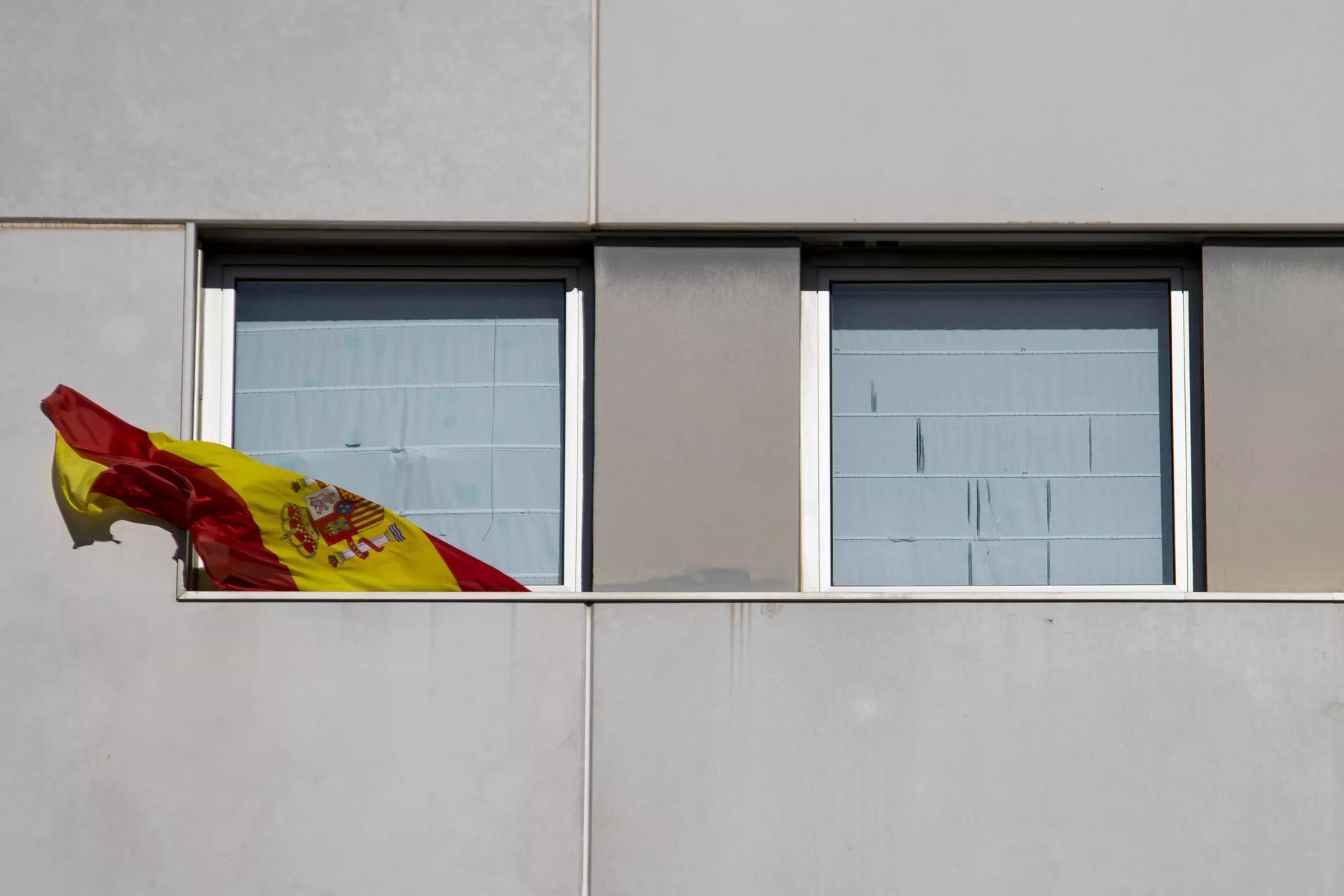 Dislexia patriota (bandera de España en una ventana). / ANDREU ESTEBAN-EFE