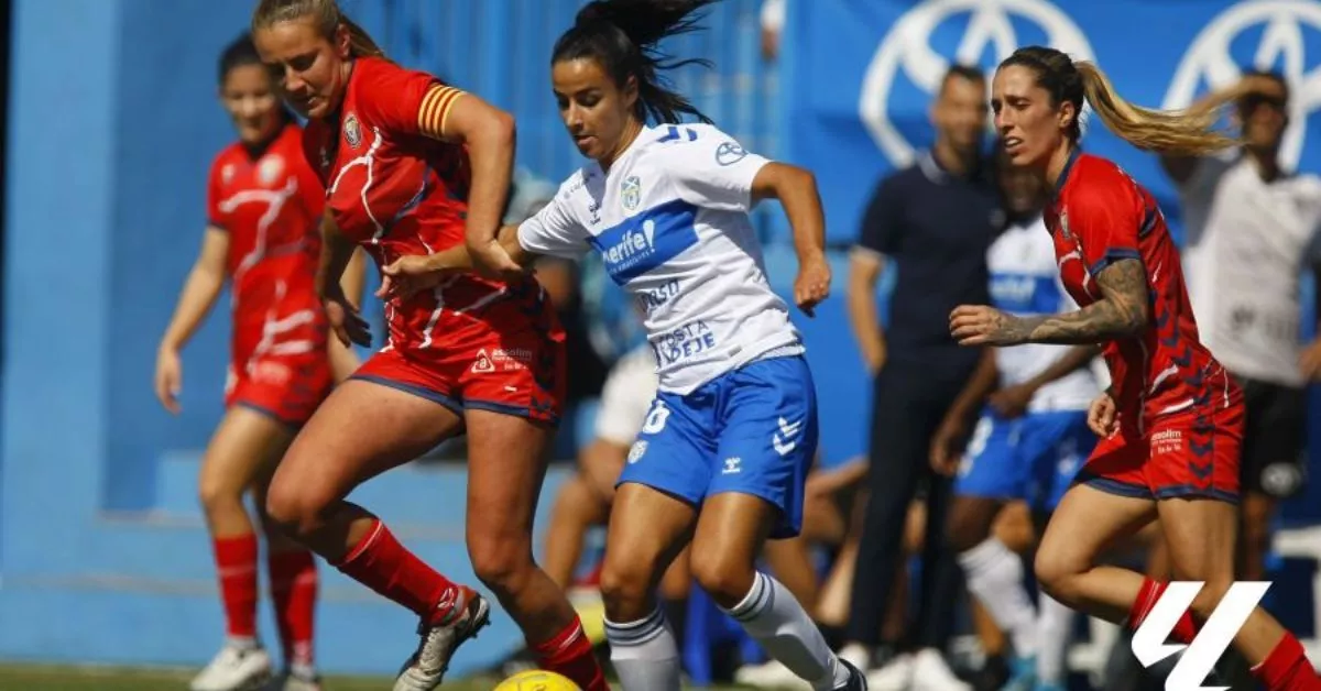 La tinerfeña Paola Hernández protege el balón ante la presión del cuadro visitante, que consiguió el empate 1-1 en el minuto 85 ante el Costa Adeje./ LALIGA.