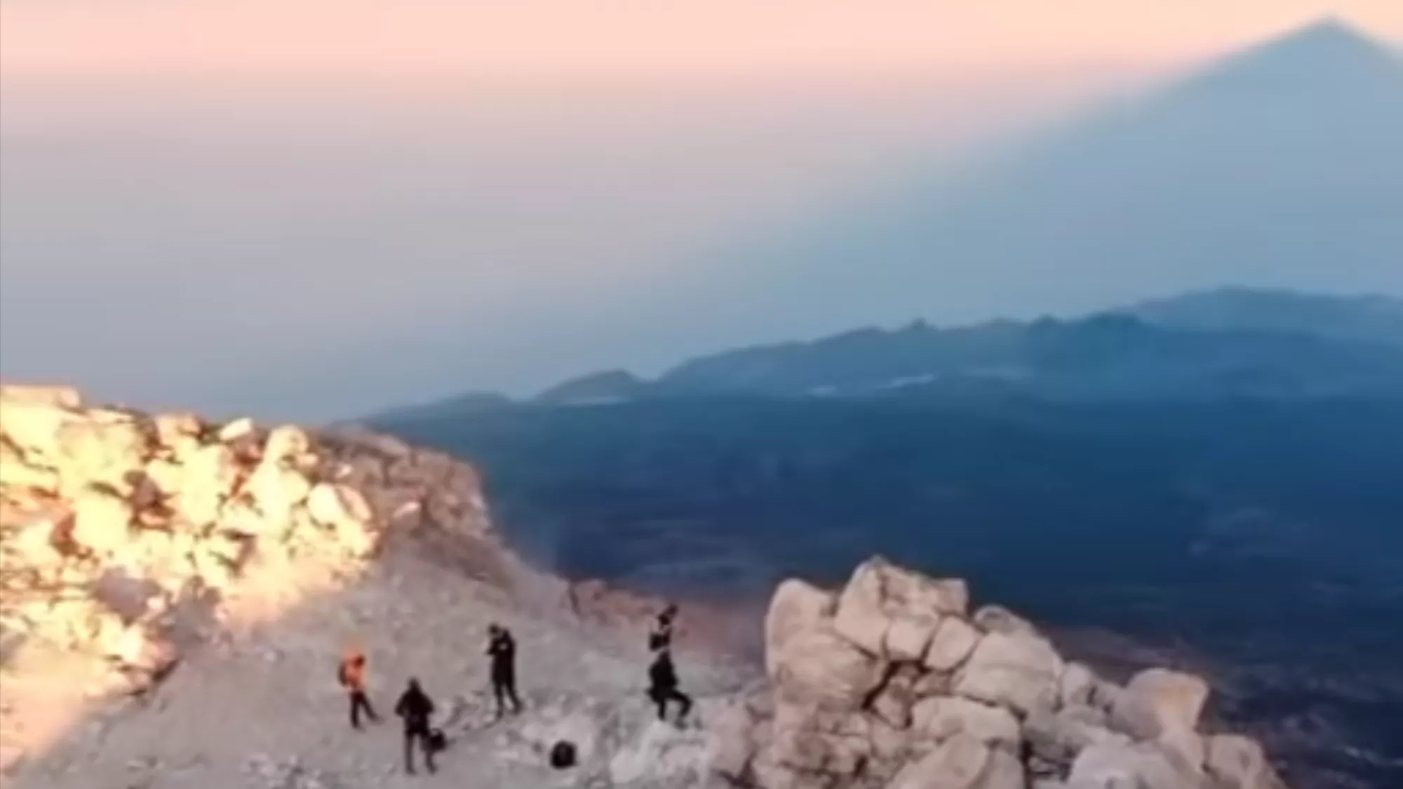 Cinco personas entran al cráter del Teide (Tenerife) saltándose el perímetro./ REDES