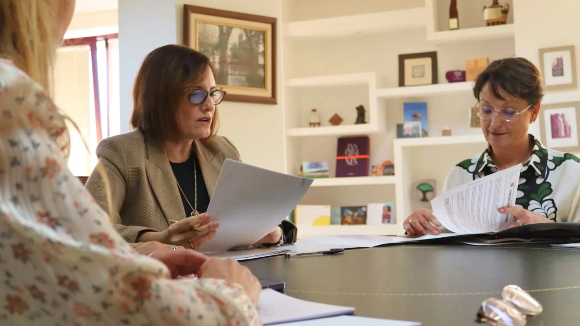 Momento de la firma de la acreditación para prestar servicio de asistencia personal a Acufade por parte de la presidenta de la asociación, Elena Felipe (d), y la consejera de Bienestar Social, Candelaria Delgado. / AINOHA CRUZ-ATLÁNTICO HOY