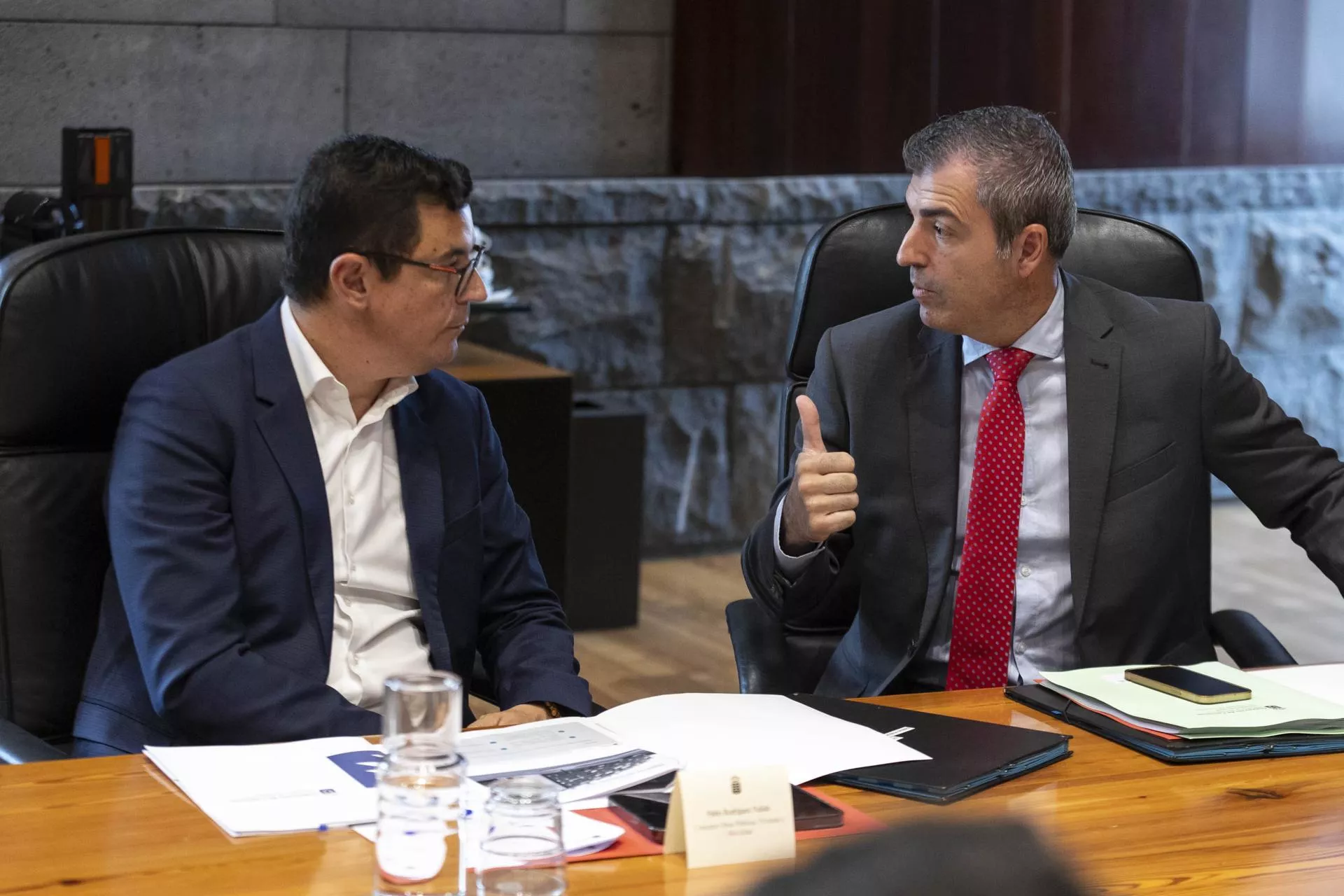 El consejero de Obras Públicas, Vivienda y Movilidad, Pablo Rodríguez, conversa con el consejero de Economía, Industria, Comercio y Autónomos, Manuel Domínguez / EFE / MIGUEL BARRETO