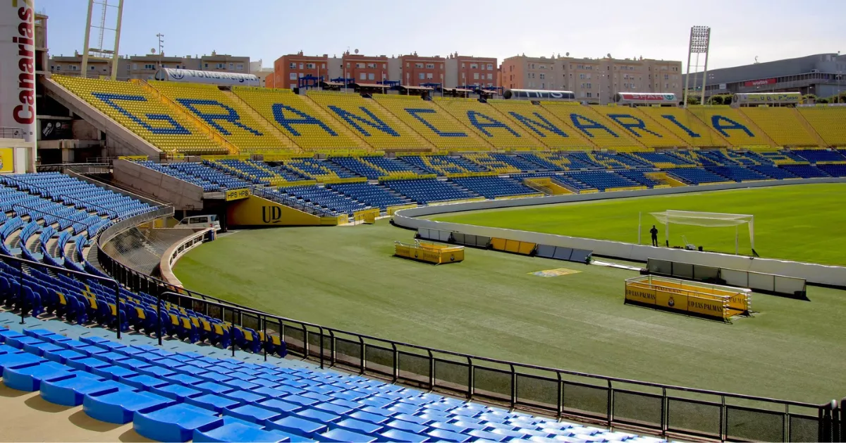 Panorámica de la Grada Sur del Estadio de Gran Canaria, donde se instalará una tercera torre para mejorar la iluminación del recinto. / IID