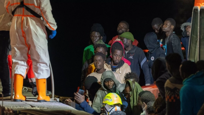 Migrantes llegados a Canarias rescatados por Salvamento Marítimo / EFE - ADRIEL PERDOMO