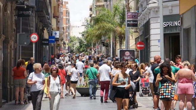 Familias de paseo por la calle Castillo de Santa Cruz de Tenerife. / AH