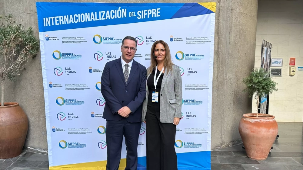 El consejero de Educación del Gobierno de Canarias, Poli Suárez, junto a la presentadora de las jornadas del Servicio de Internacionalización para la Formación Profesional y Enseñanzas de Régimen Especial./ CEDIDA El consejero de Educación del Gobierno de Canarias, Poli Suárez, junto a la presentadora de las jornadas del Servicio de Internacionalización para la Formación Profesional y Enseñanzas de Régimen Especial./ CEDIDA
