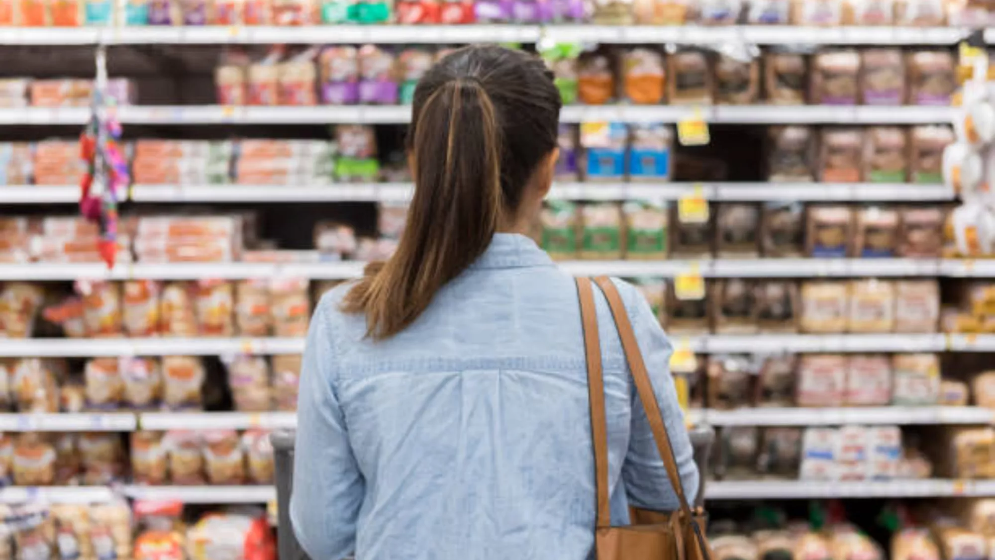 Una mujer decide su compra en el supermercado / PEXELS