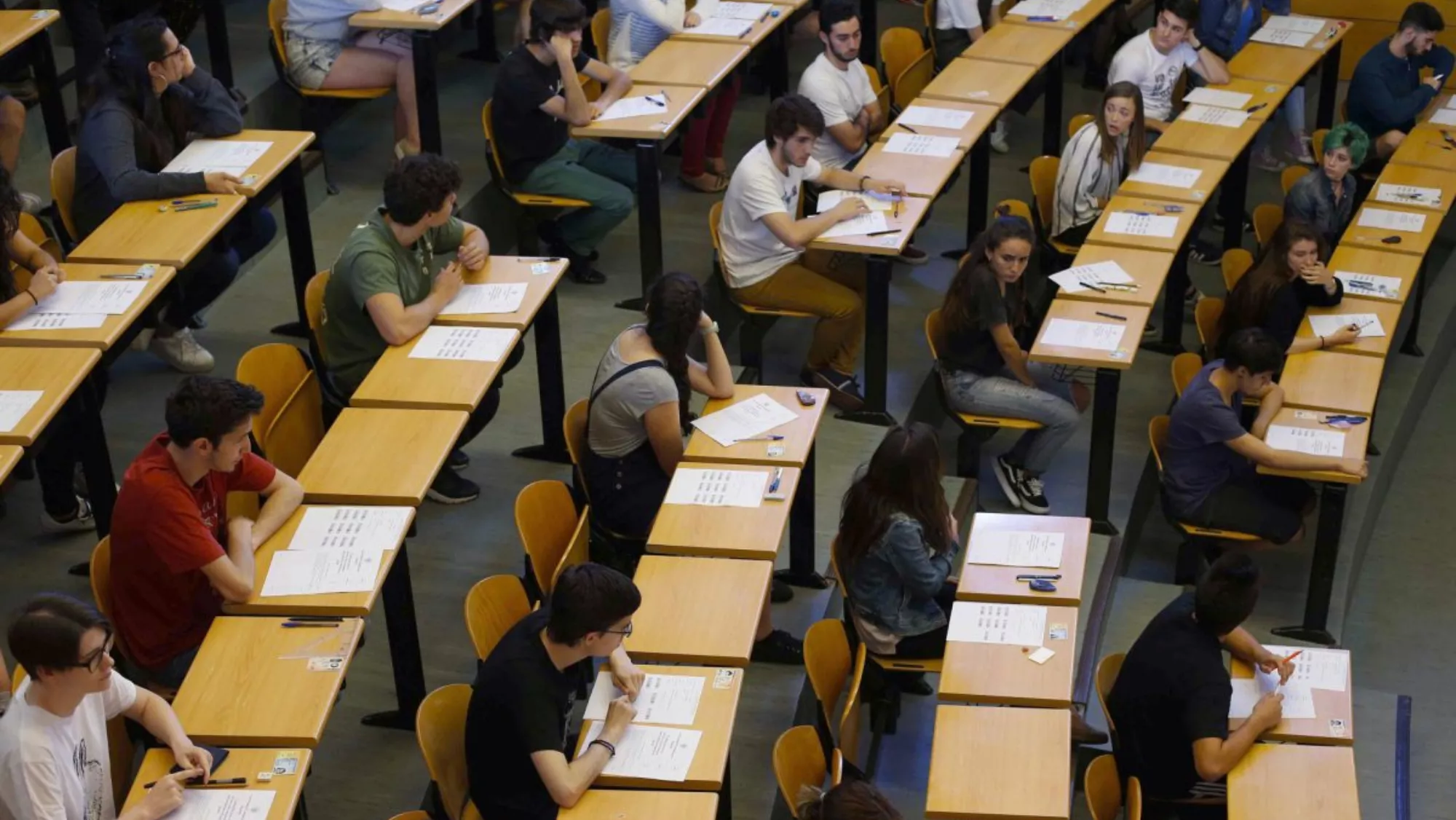 Estudiantes a punto de empezar la EBAU / EFE