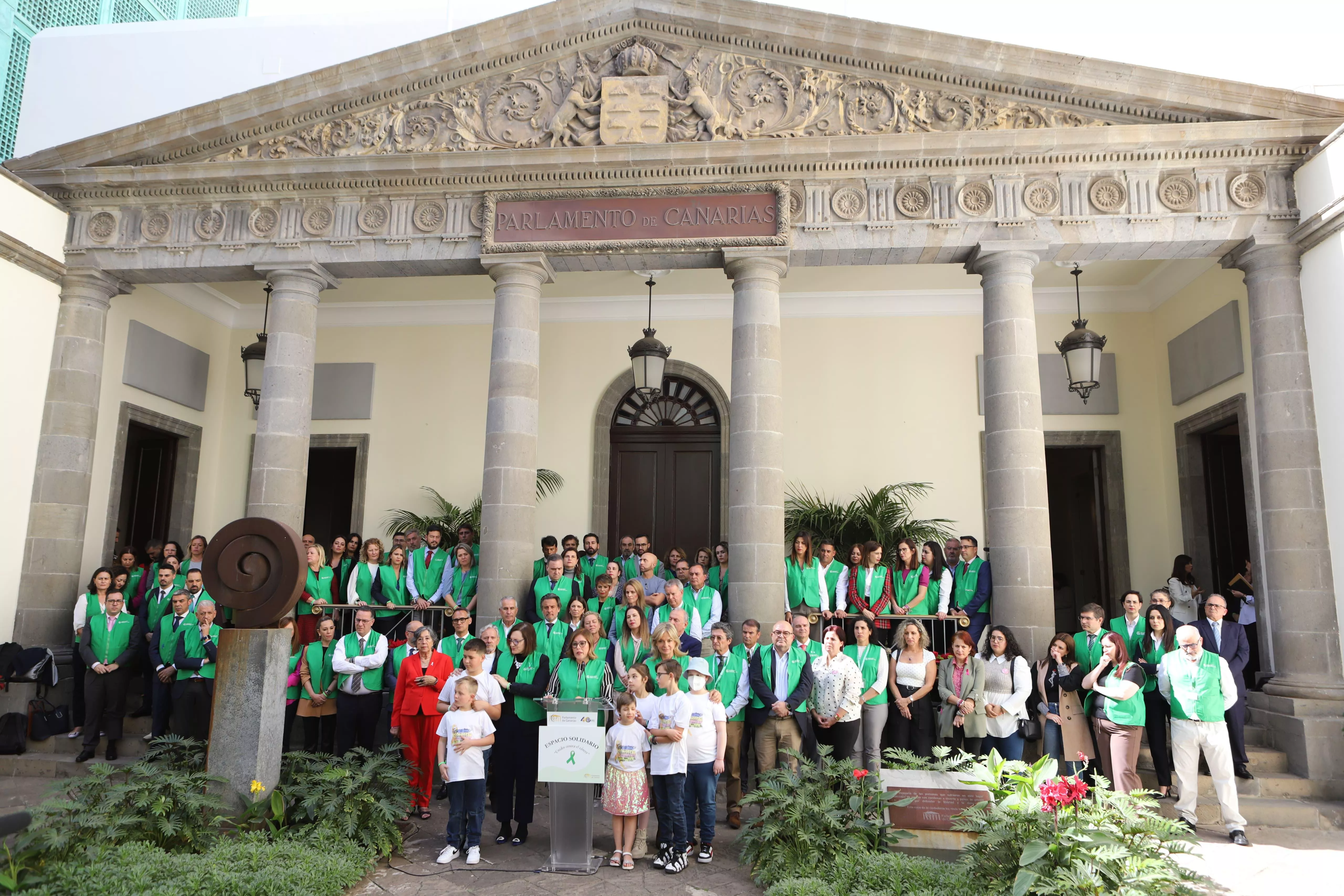 Lectura del Manifiesto contra el cáncer en el patio del Parlamento de Canarias / CEDIDA