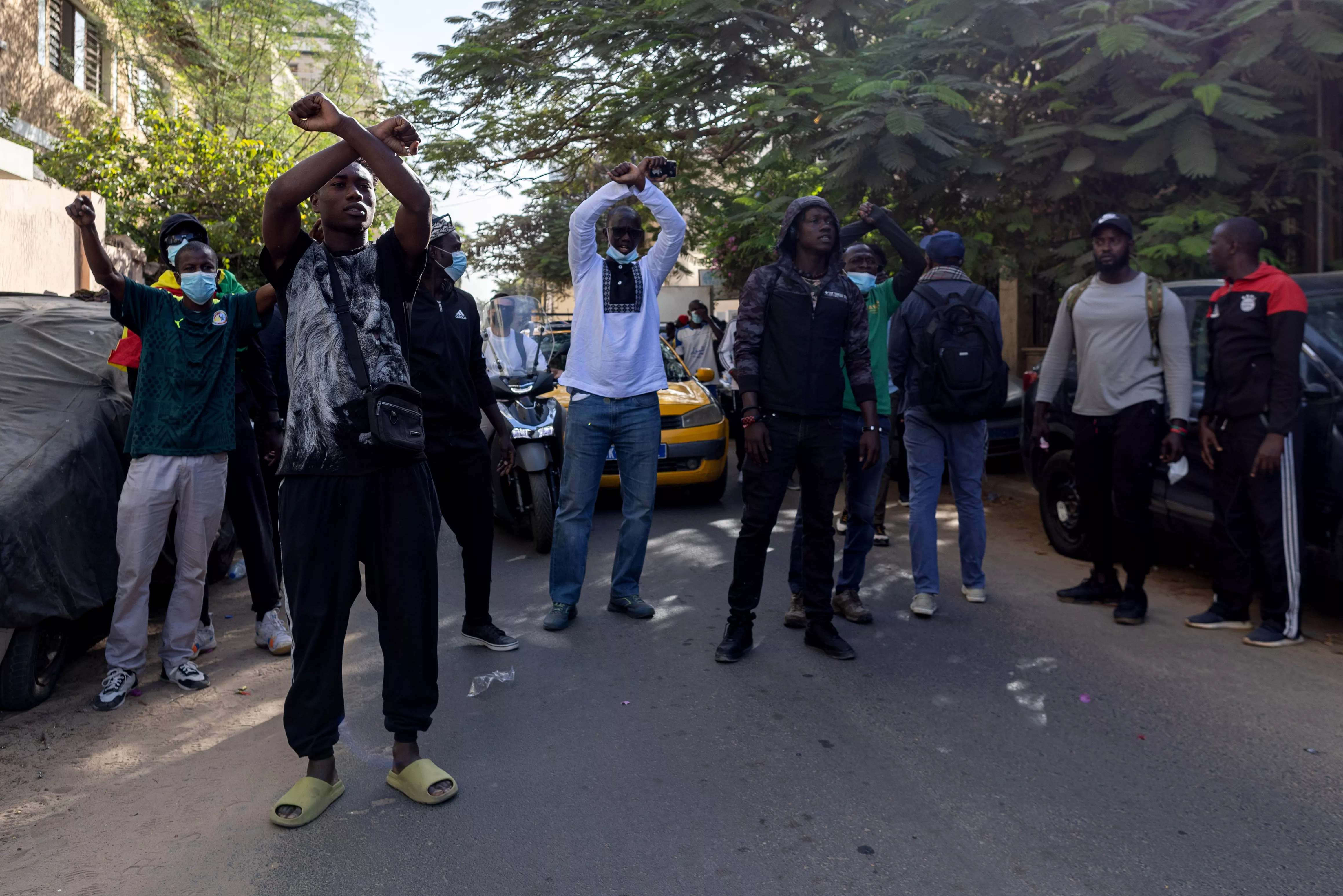 Un grupo de personas protesta en las calles de Dakar contra el aplazamiento de las elecciones presidenciales de Senegal. / JEROME FAVRE-EFE