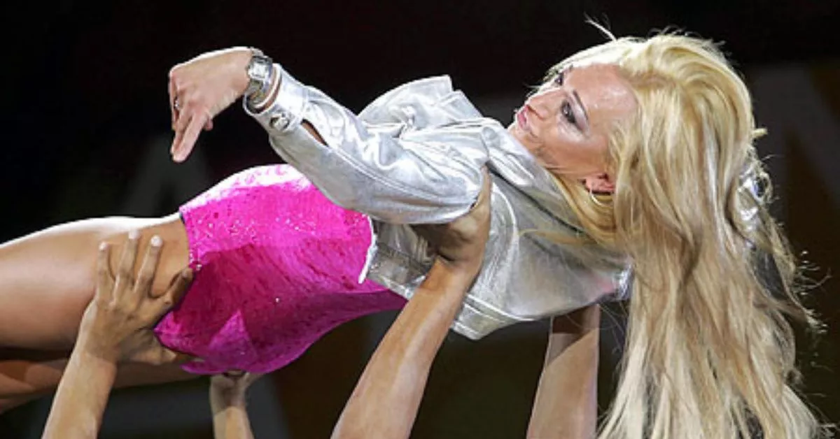 Belén Esteban en un momento de la actuación en la Gala de la Reina 2007 / RAMÓN DE LA ROCHA sin título   2024 02 07T004328.584