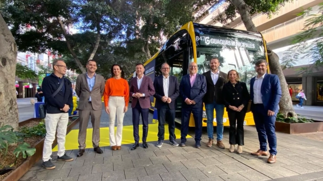 Foto de familia durante la presentación de las nuevas guaguas de 21 metros / ATLÁNTICO HOY