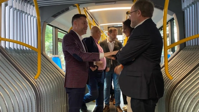 El concejal y el consejero insular de Movilidad visitando la nueva guagua / ATLÁNTICO HOY