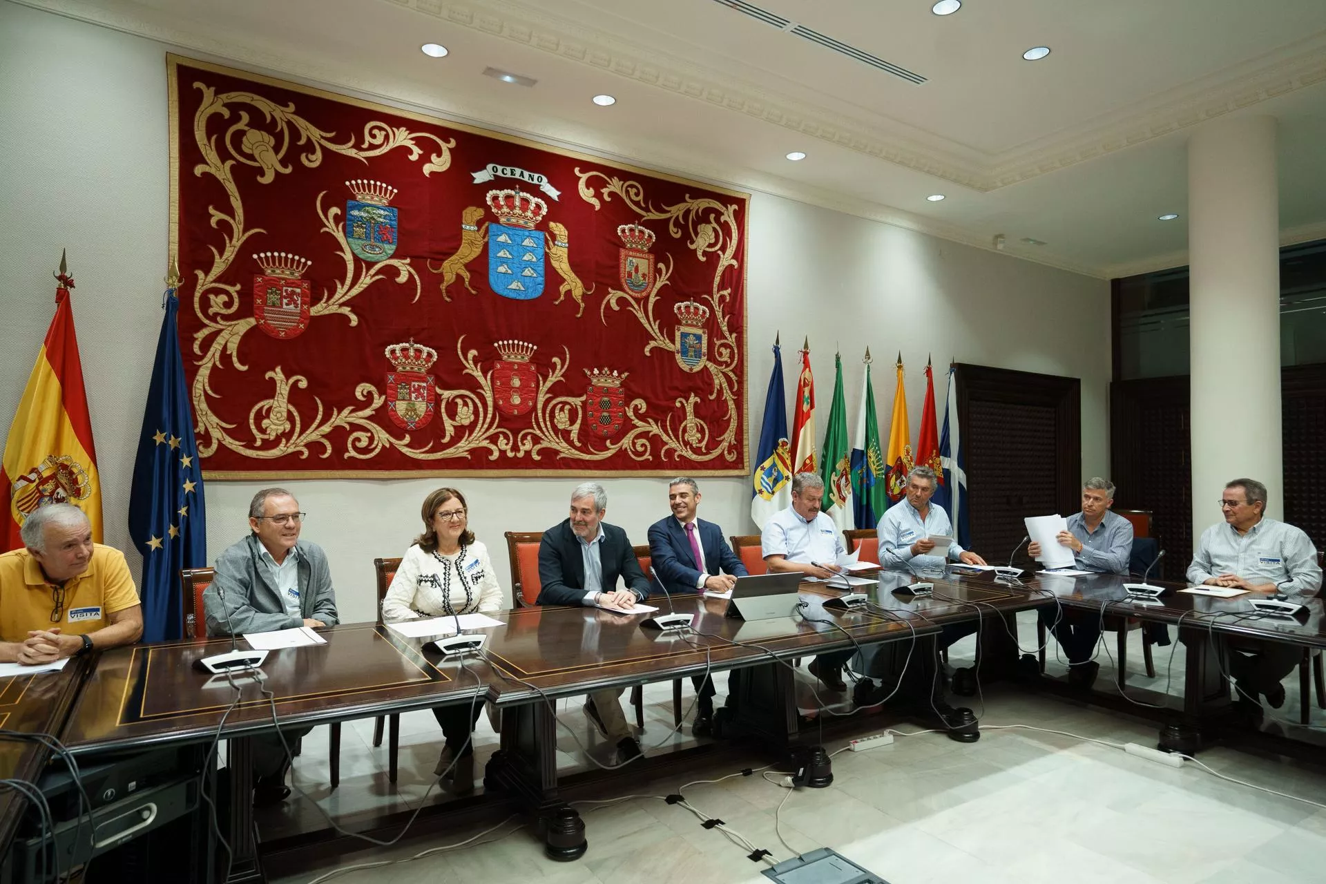Reunión del Gobierno de Canarias con los responsables de las principales cooperativas agrarias para analizar la situación del sector / EFE - RAMON DE LA ROCHA