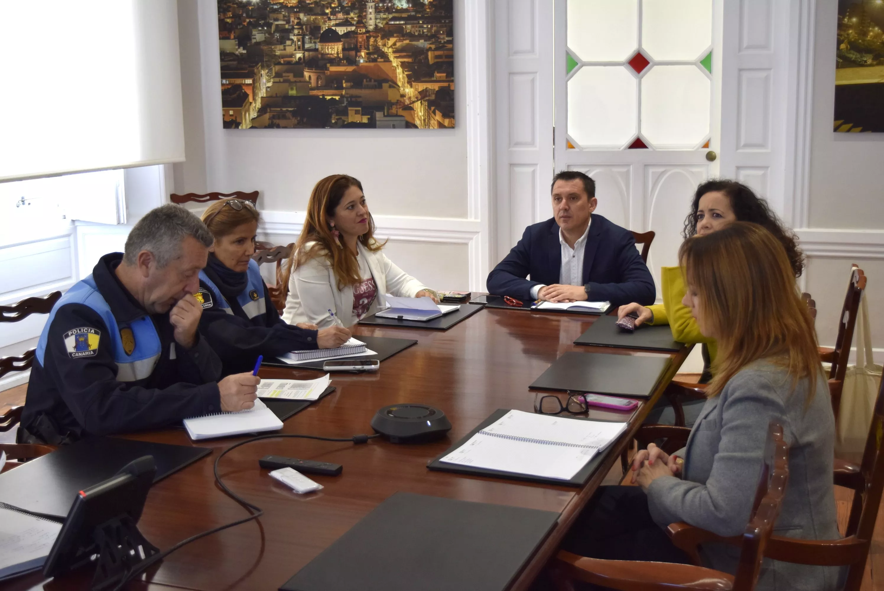 Reunión entre el concejal de Ordenación del Territorio; la edil de Seguridad Ciudadana, Cristina Ledesma; personal técnico de las áreas y de la Concejalía de Obras e Infraestructuras, y miembros de la Policía Local de La Laguna / CEDIDA