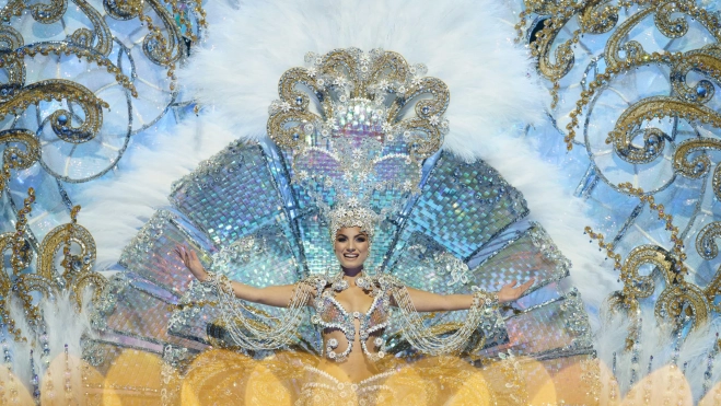 Lucía Hernández Alonso, primera dama de honor. / EFE - RAMÓN DE LA ROCHA 