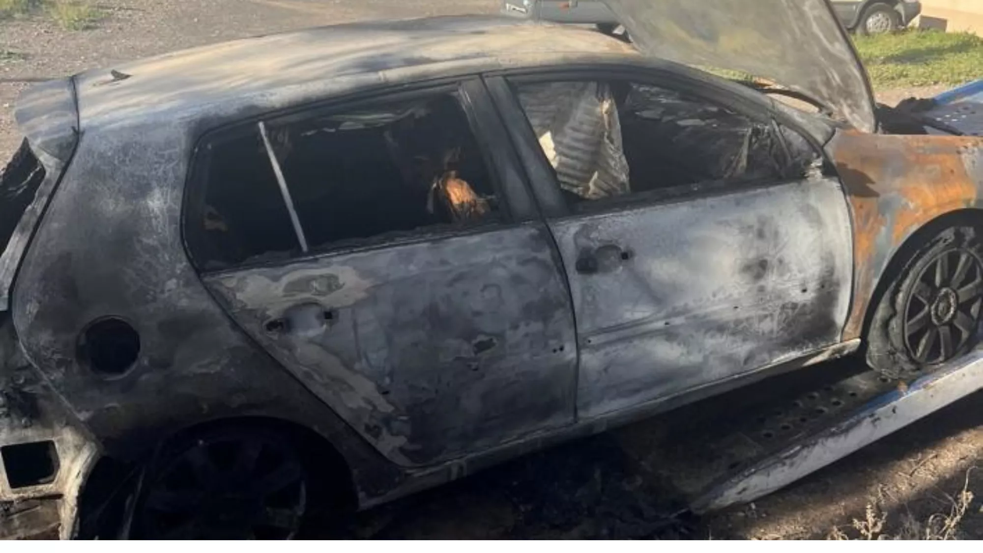 El coche de la mujer quedó totalmente calcinado / POLICÍA NACIONAL