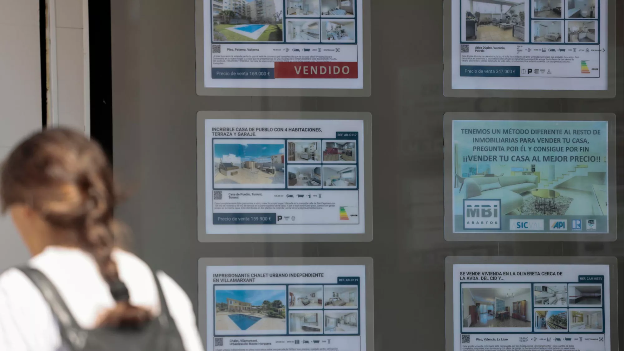 El escaparate de una inmobiliaria para comprar viviendas / EFE