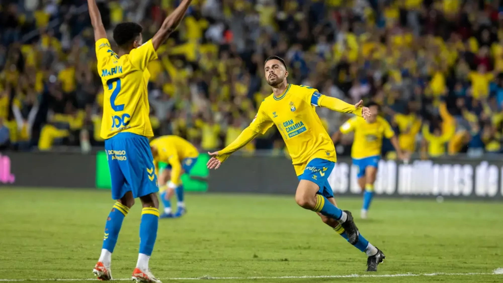 Kirian Rodríguez (d) celebrando un gol / EFE