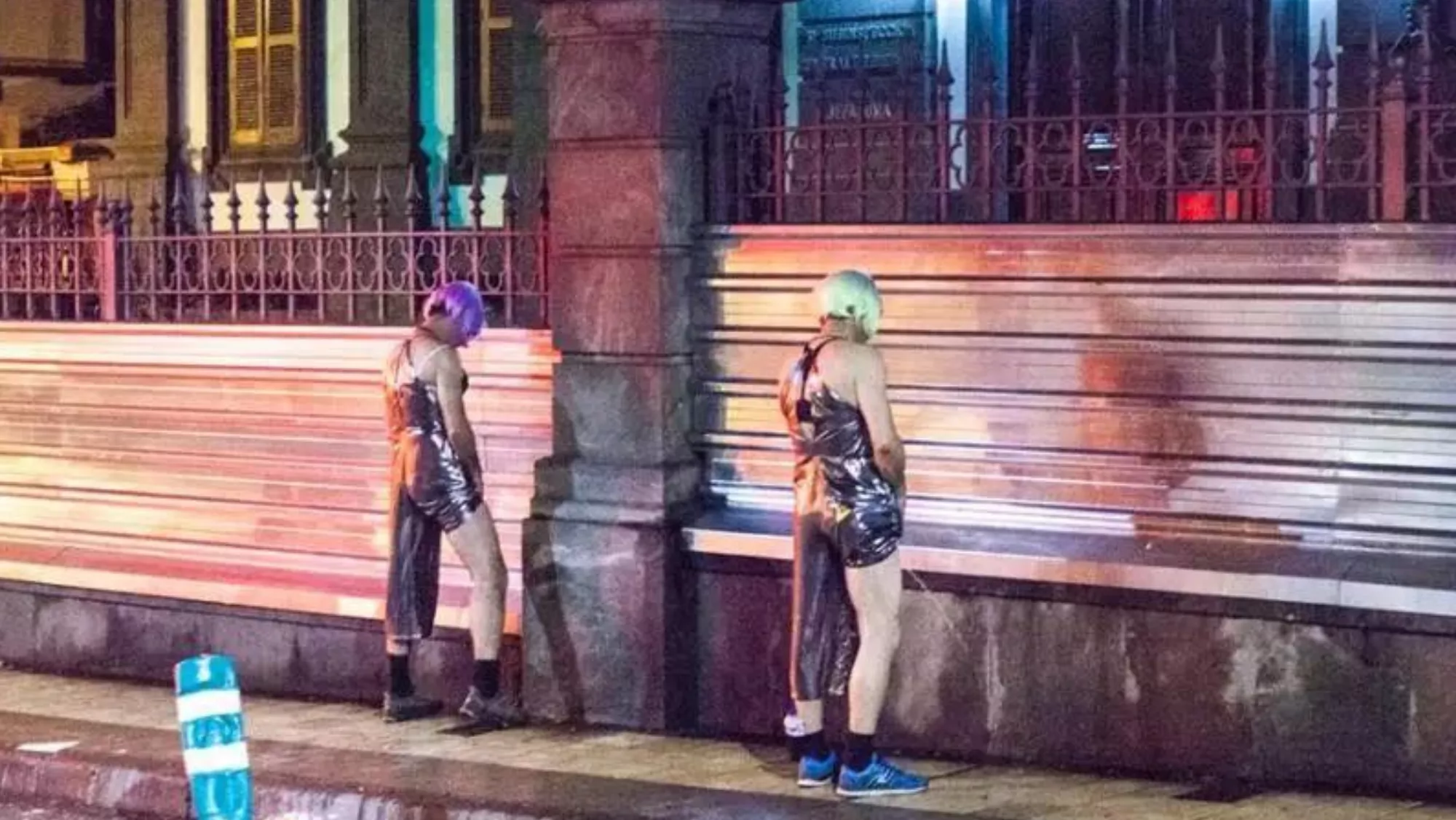 Dos personas orinando en la vía pública en Santa Cruz de Tenerife durante el Carnaval./ ARCHIVO