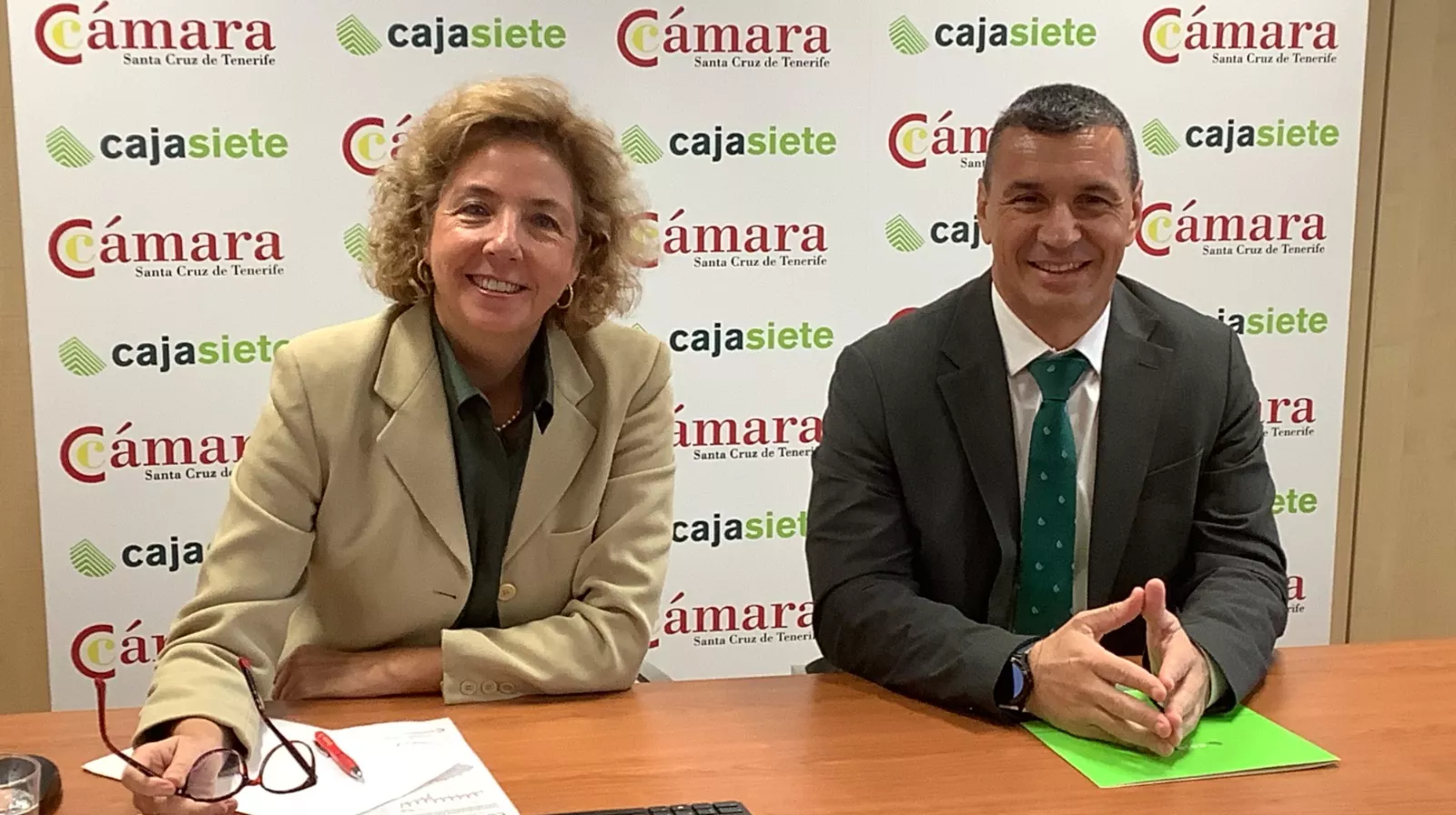 La directora de la Cámara de Comercio de Santa Cruz de Tenerife, Lola Pérez, y el director de Riesgo Global de Cajasiete, Luis Díaz./ A