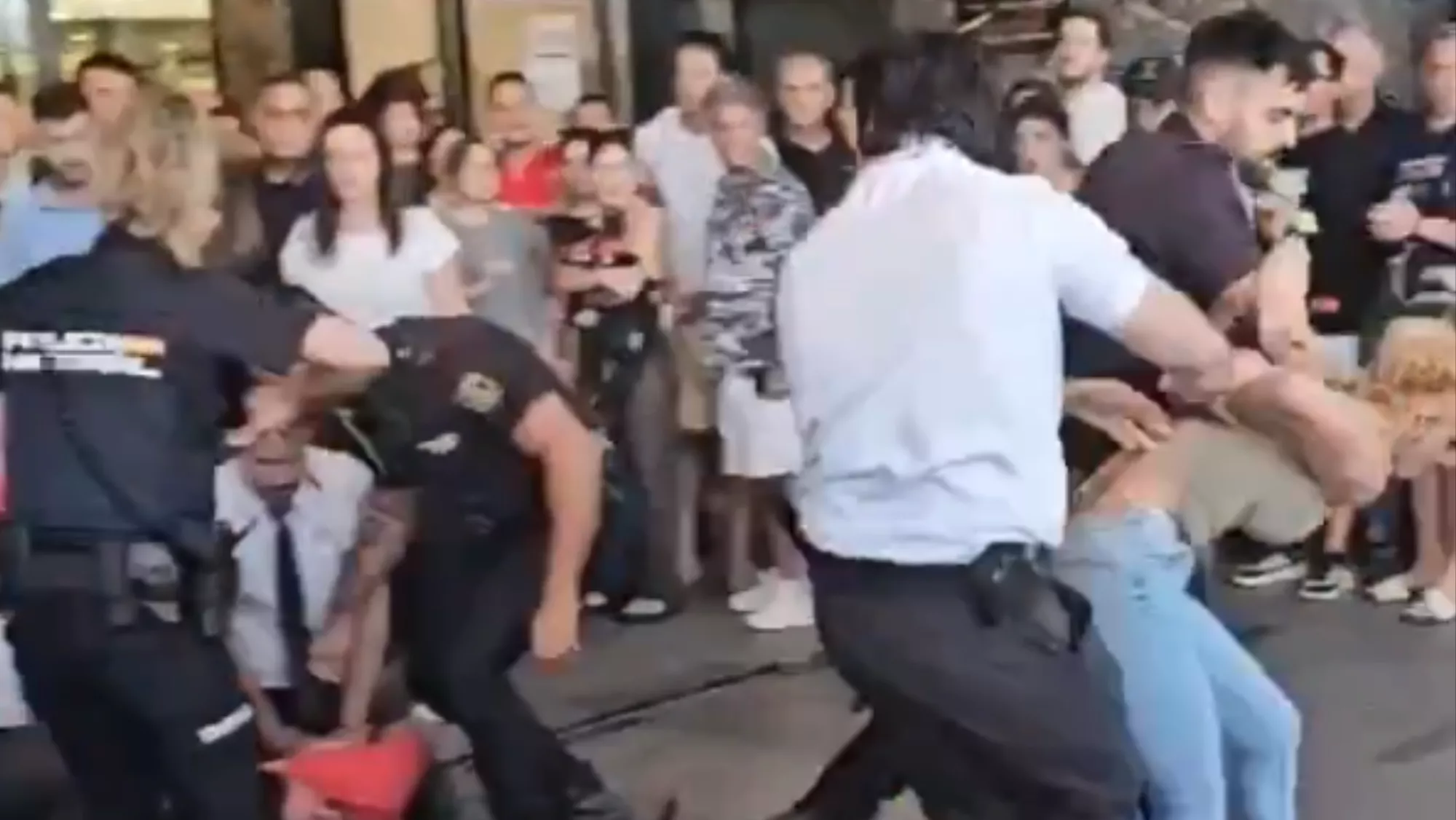 Una pelea con los agentes de seguridad del Siam Mall acaba con una pareja detenida./ REDES