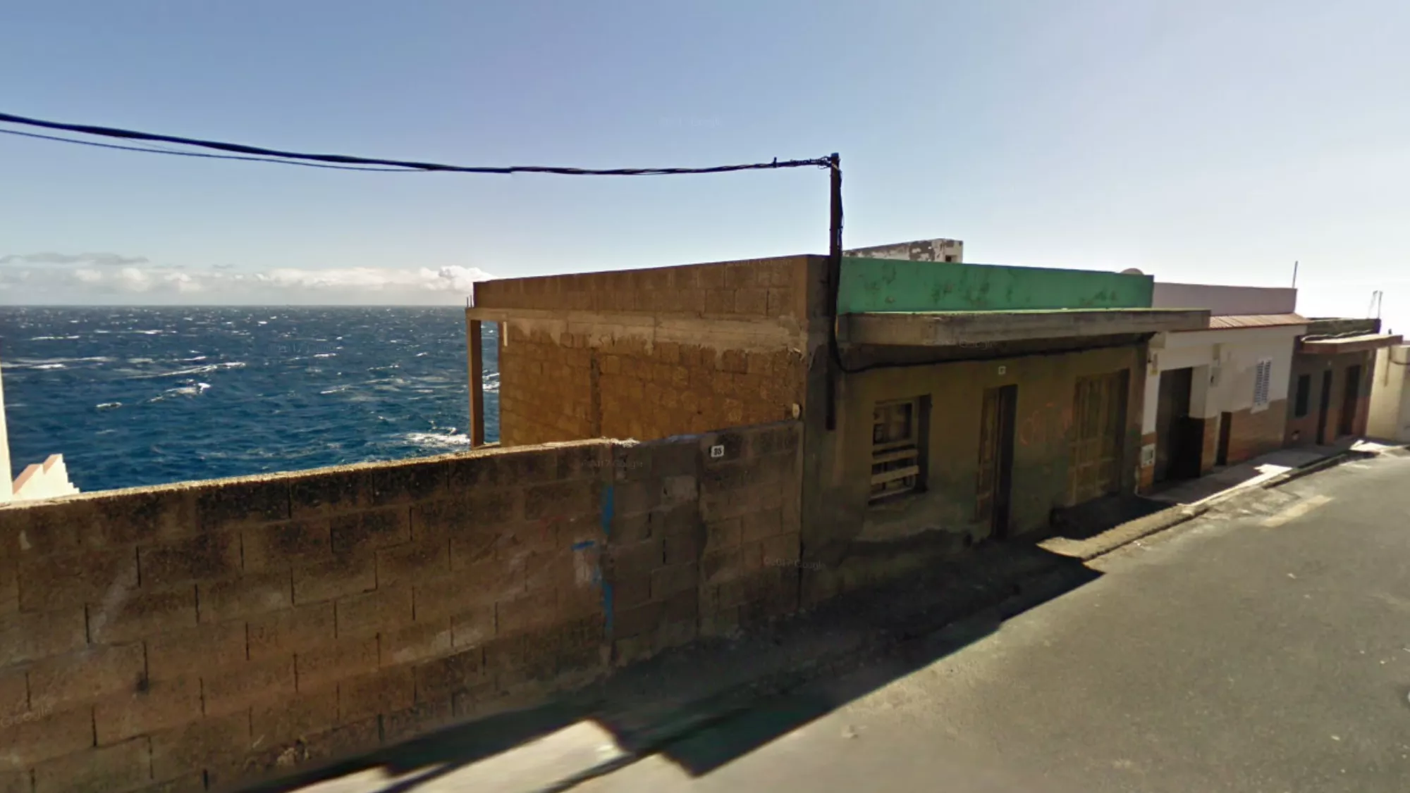 Vivienda en Güímar cuyo dueño ha sido multado por pintar la fachada sin permiso de Costas./ 