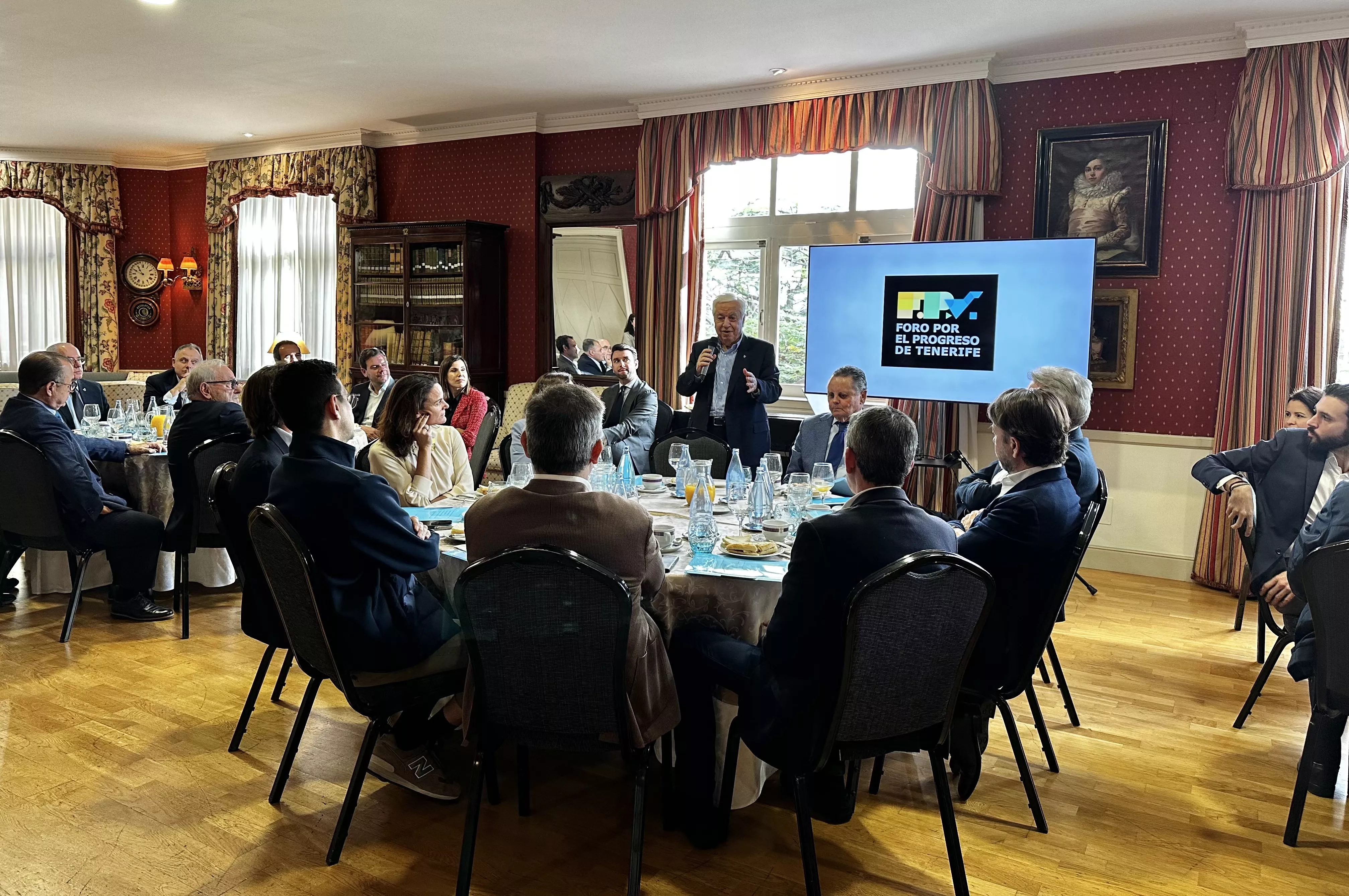 El empresario Amid Achí toma la palabra en el primer encuentro del Foro para el Progreso de Tenerife / CEDIDA