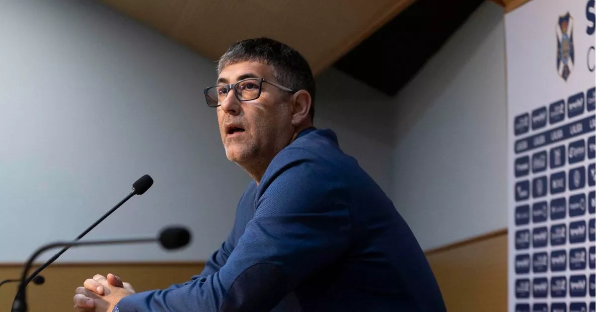 El director deportivo del CD Tenerife, Mauro Pérez, durante su comparecencia en sala de prensa del Heliodoro Rodríguez López./ EFE.