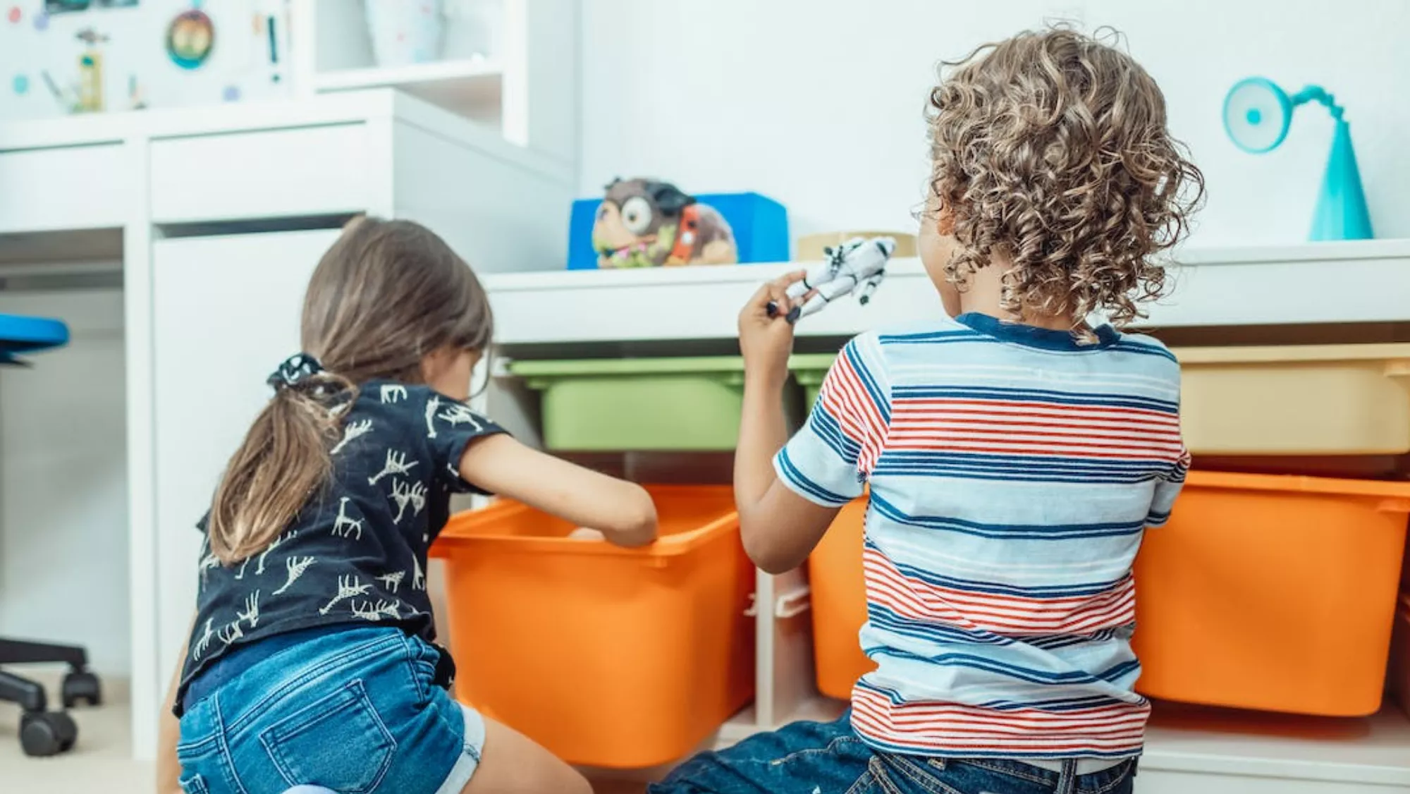 Dos niños jugando en un orfanato / PEXELS 