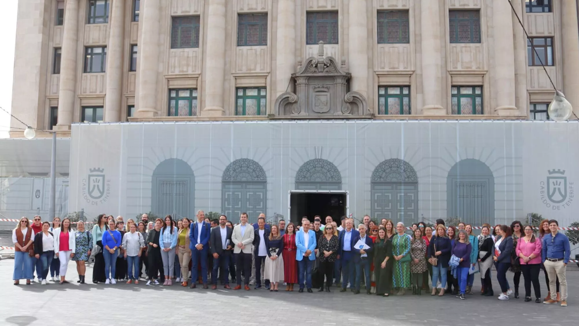 Varios de los profesionales que participan en el proyecto Barrios por el empleo, junto con los representantes políticos. / AINOHA CRUZ-ATLÁNTICO HOY