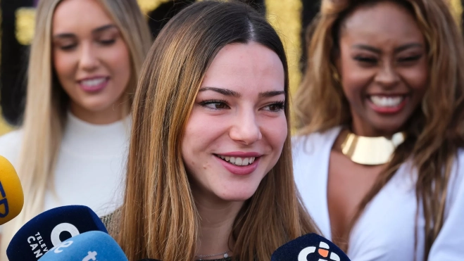 Las reinas de los mejores carnavales del mundo junto a Inmaculada Medina y Carolina Darias / EFE - ÁNGEL MEDINA Las reinas de los mejores carnavales del mundo junto a Inmaculada Medina y Carolina Darias / EFE - ÁNGEL MEDINA