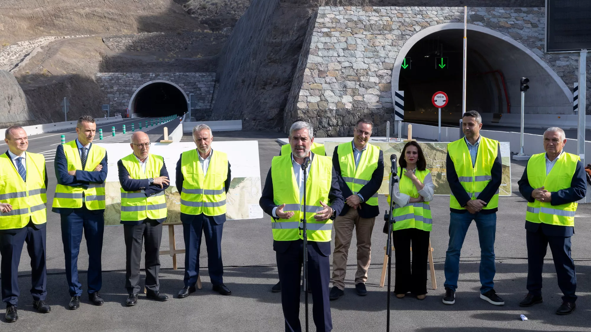 El presidente de Canarias, Fernando Clavijo (c); el ministro de Política Territorial, Ángel Víctor Torres (4i); y el presidente del Cabildo de Gran Canaria, Antonio Morales (3i), entre otras autor