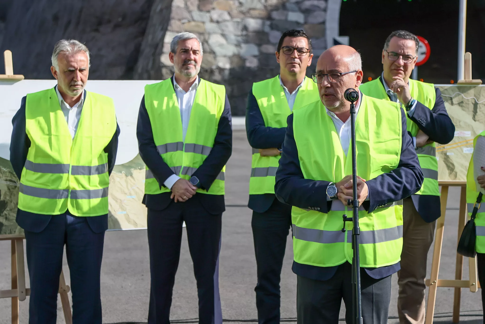El presidente del Cabildo de Gran Canaria, inaugura el túnel de Faneque con el ministro Torres, el presidente regional, Clavijo, y el consejero Rodríguez de fondo / CEDIDA