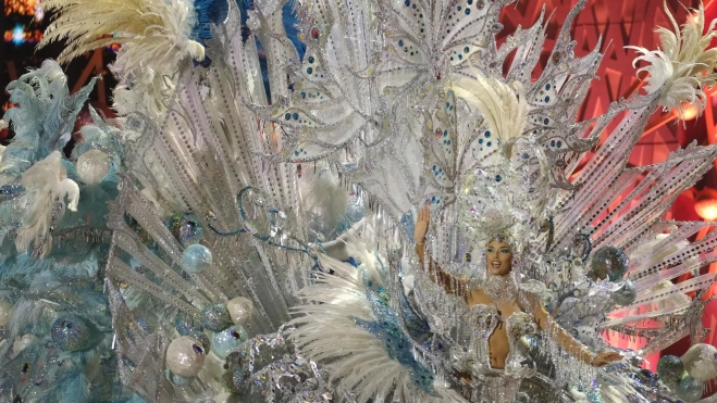 Andrea Franco Herrera con la fantasía La Perla. / EFE - ÁNGEL MEDINA G.