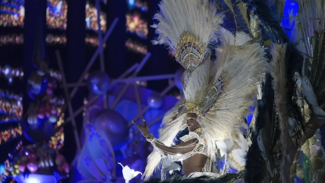 Suadu Sene Faye con la fantasía Nubia. / EFE - ÁNGEL MEDINA G.