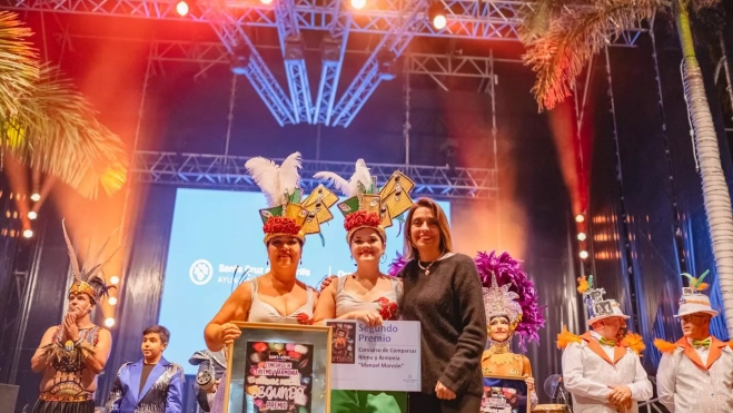 La comparsa Tropicana recibiendo el segundo premio. / CARNAVAL DE SANTA CRUZ DE TENERIFE