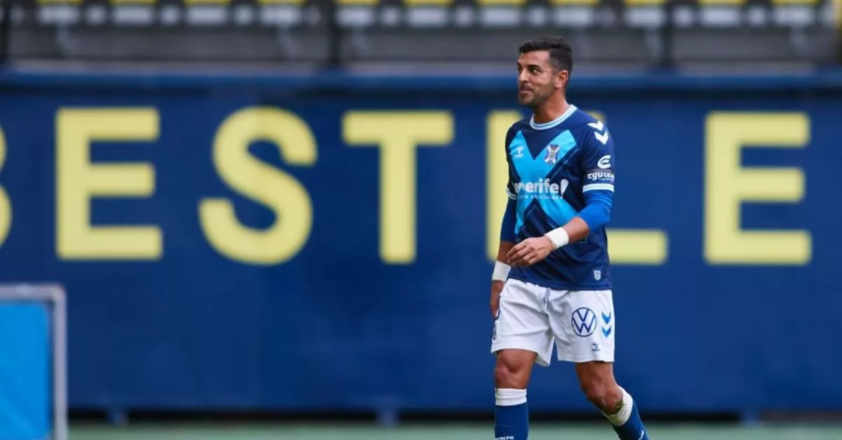 La expulsión de Ángel en el minuto 34 cambió el partido pero aun así el Tenerife se mostró demasiado dócil en ataque y acabó cayendo por 1-0 en La Cerámica./ LAIGA.