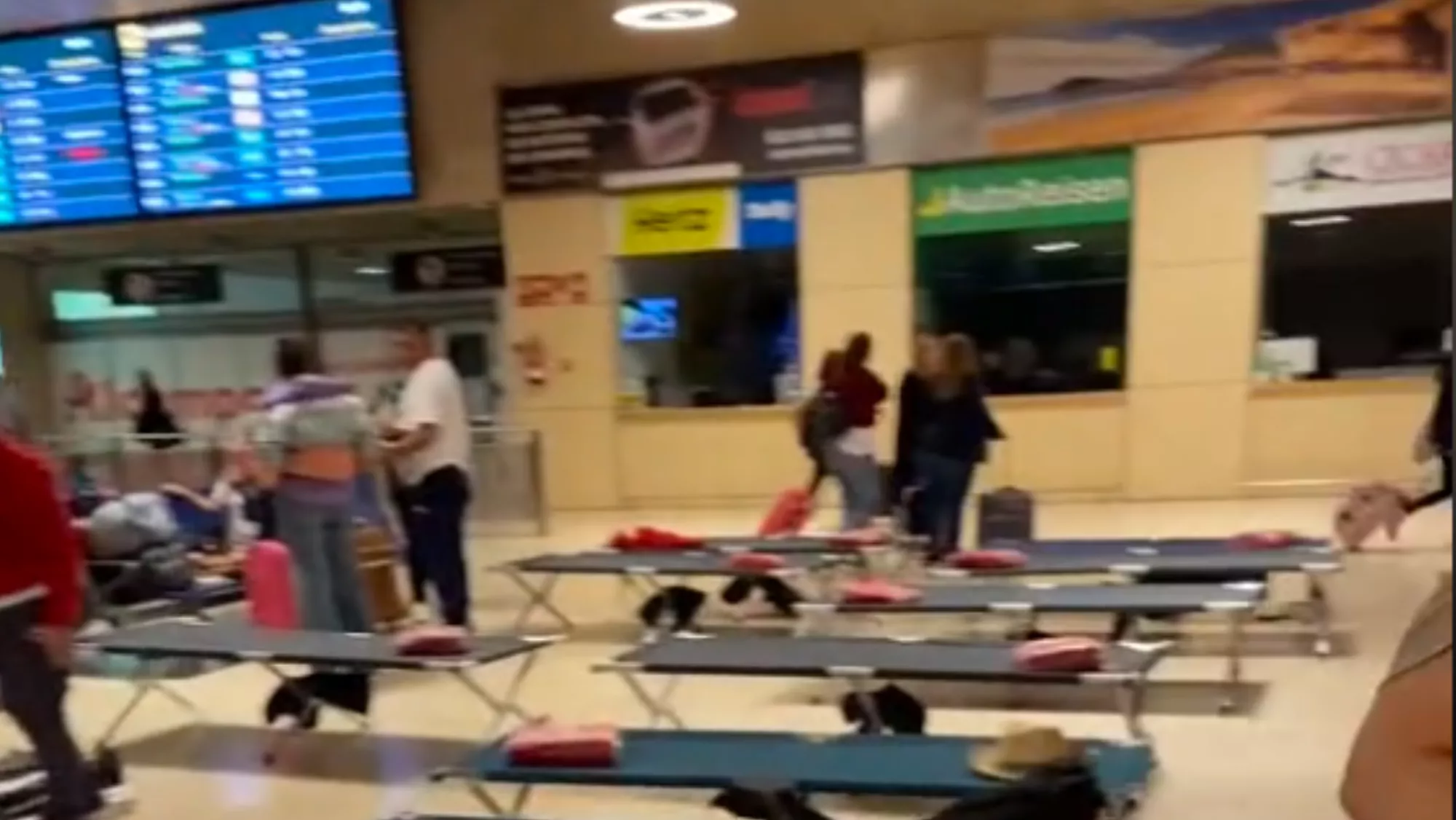 Cientos de viajeros pasan la noche en hamacas en el aeropuerto Tenerife Norte por las cancelaciones./ @benjilovesu27