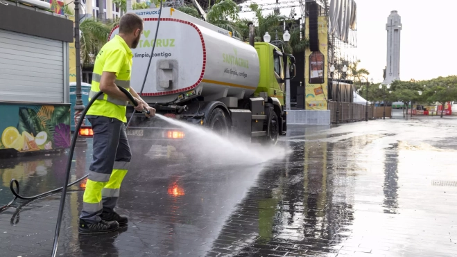 Operativo de limpieza en Santa Cruz de Tenerife tras una noche de fiesta carnavalera. / CEDIDA